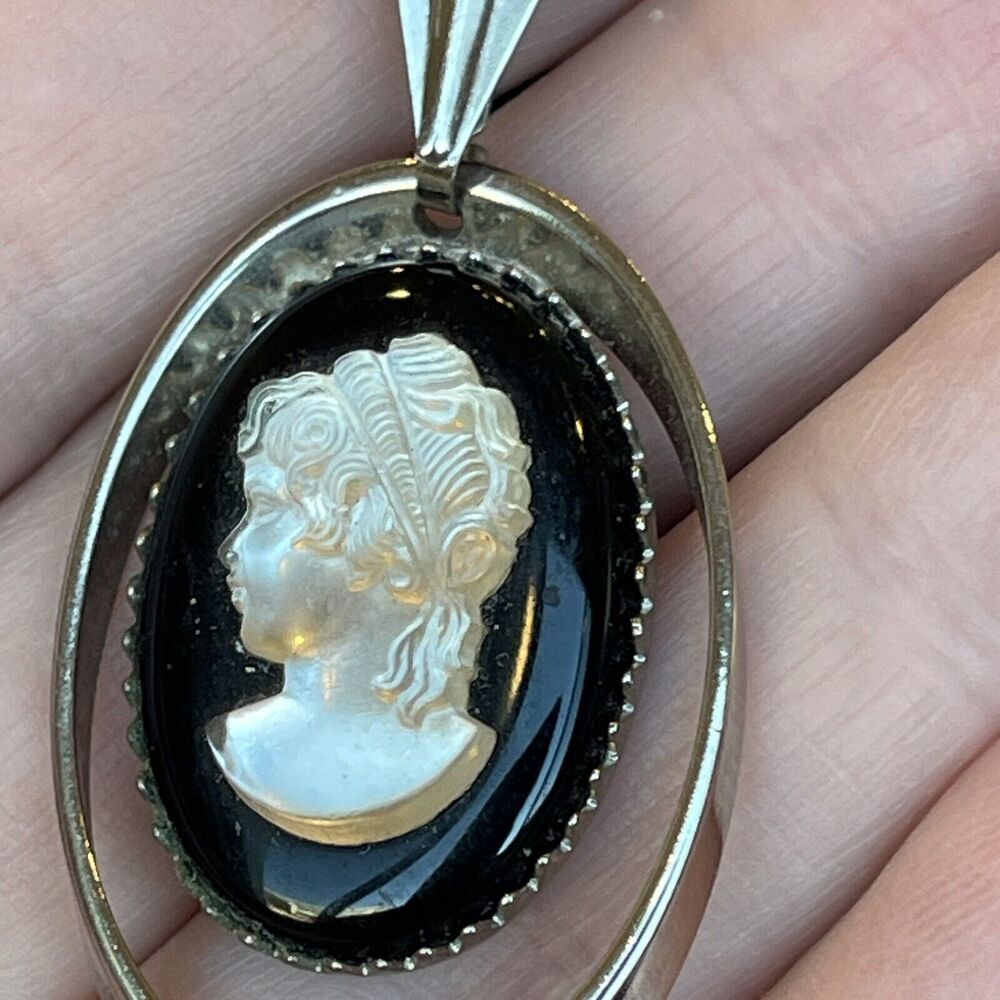 Vtg Iridescent Frosted Glass Cameo Pendant Necklace Silver Tone 24” Rope Chain - Picture 6 of 7